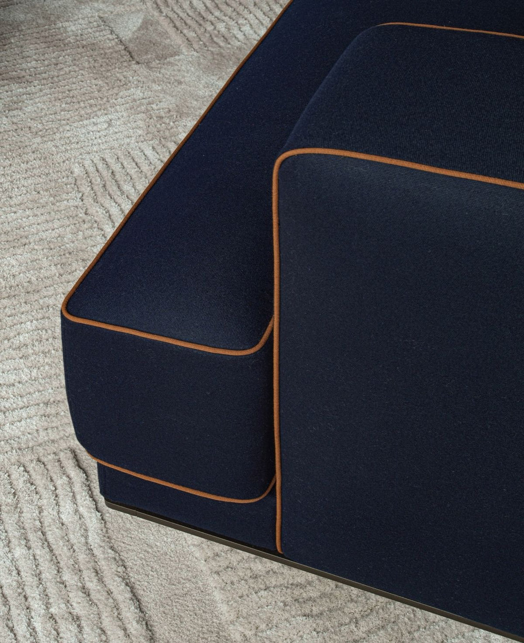 Filetto — Contrast-Piped Luxury Sofa