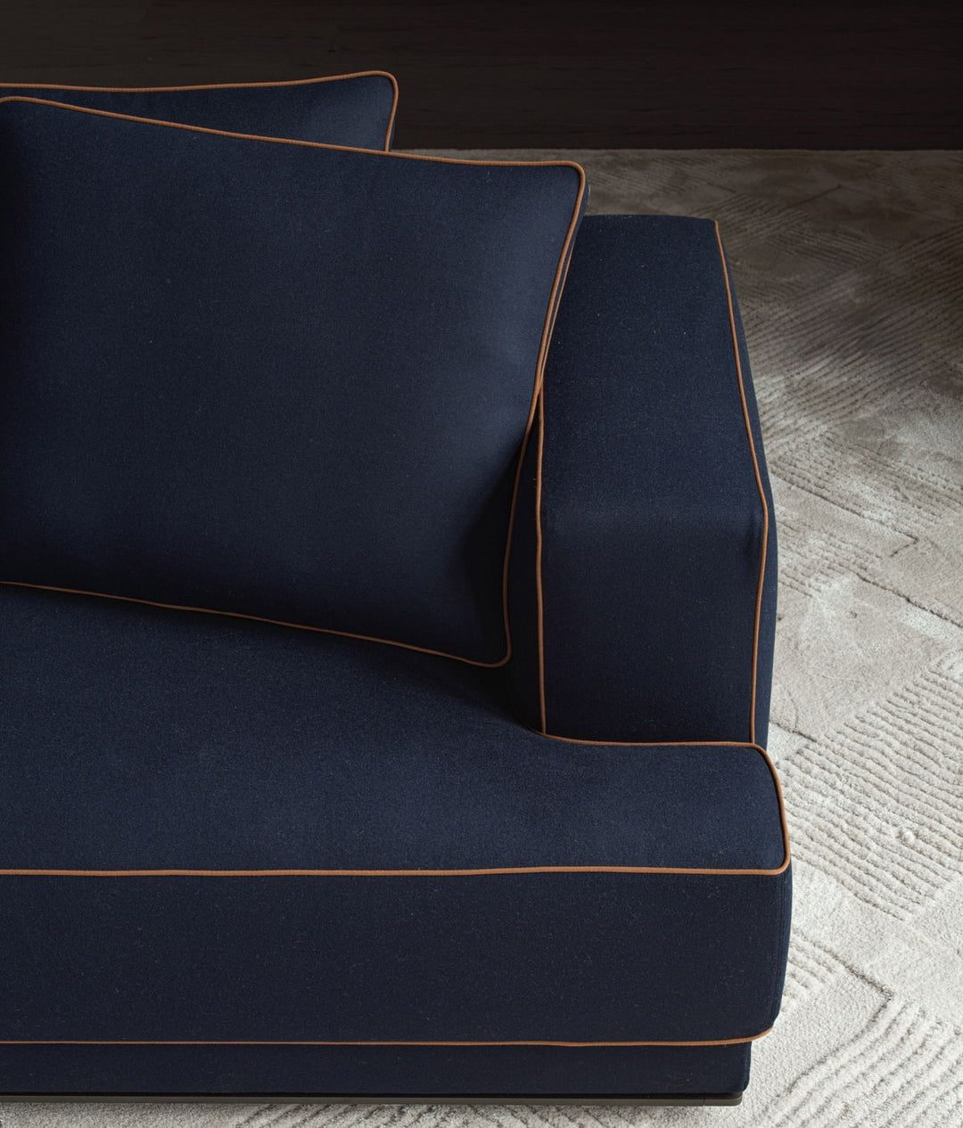 Filetto — Contrast-Piped Luxury Sofa