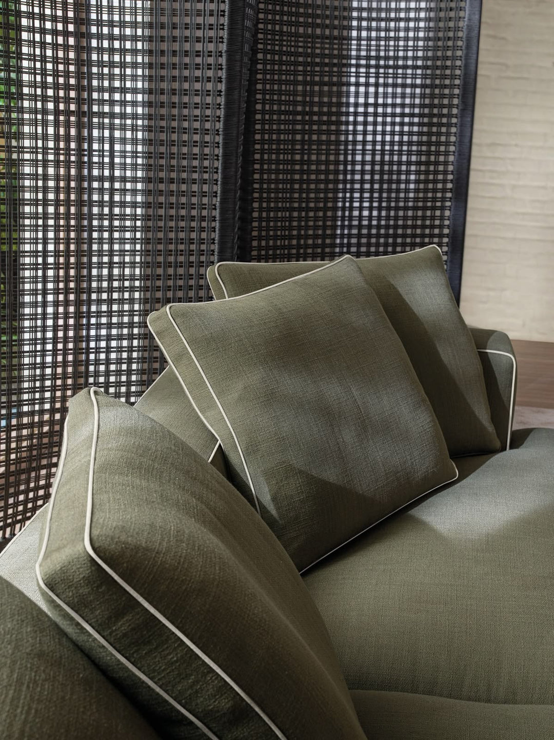Filetto — Contrast-Piped Luxury Sofa